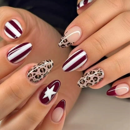 Kunstvolle Stiletto-Nägel mit Leopardenmuster und eleganter Glitzerverzierung Brehn