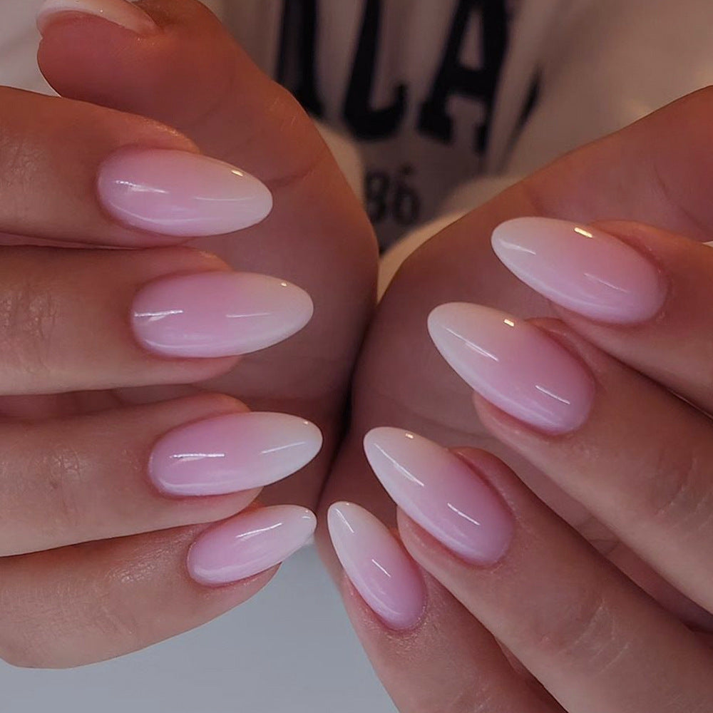 Kunstvolle Nagelverlängerungen mit elegantem Ombre-Effekt Brehn