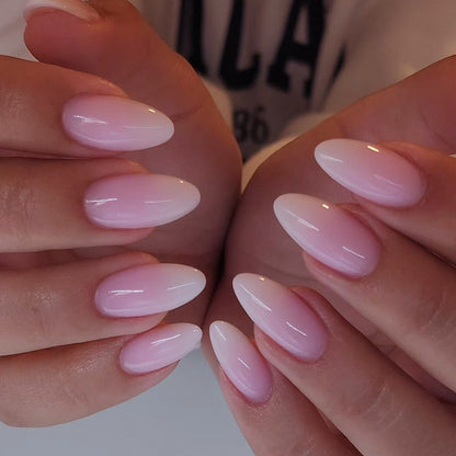 Kunstvolle Nagelverlängerungen mit elegantem Ombre-Effekt Brehn