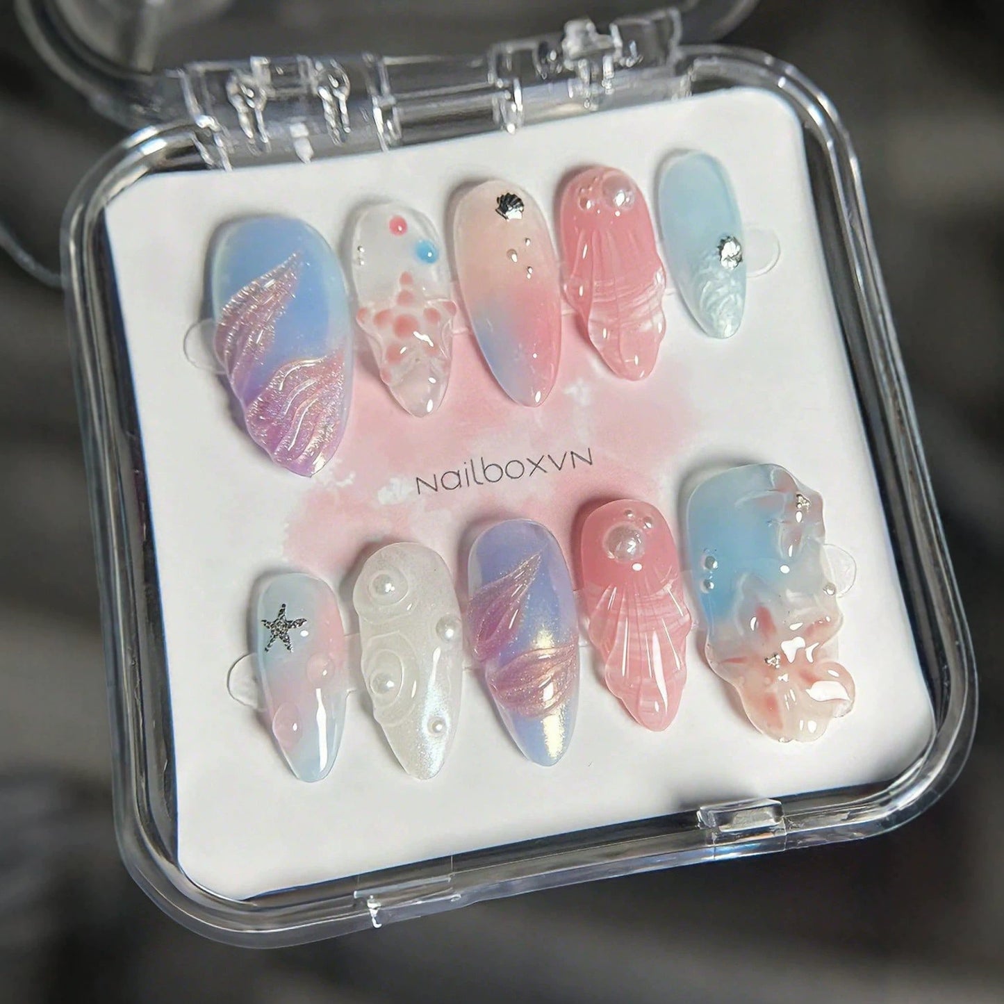 Künstlerisches Nagelkunst Press-On Set mit ozeanisch inspirierten Designs Brehn