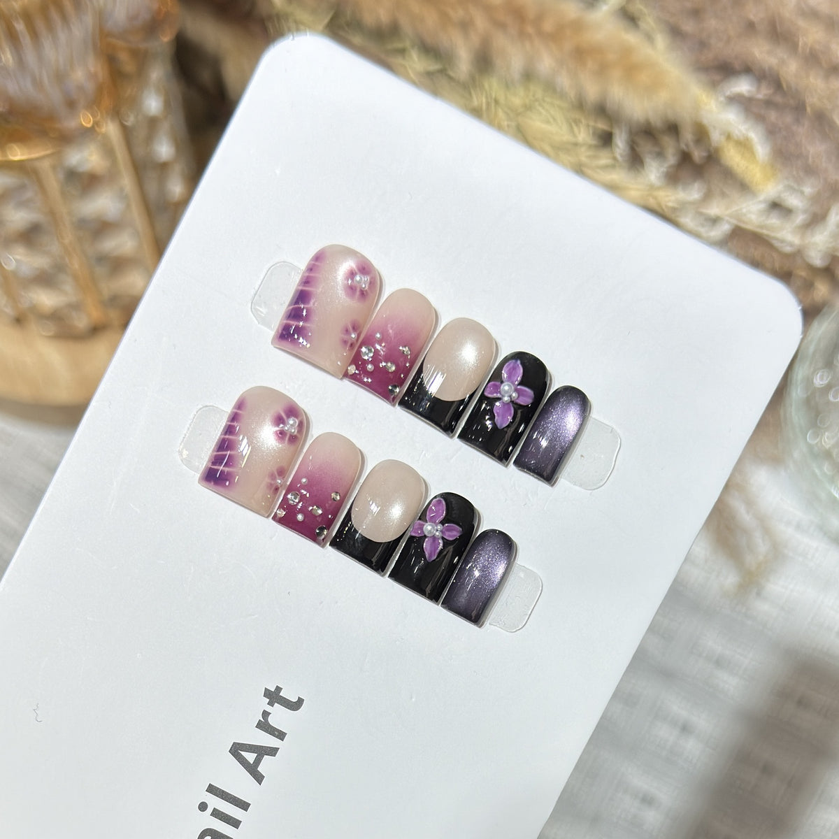 Dekoratives Press-On Nagelkunst-Set mit floralen und Edelsteinakzenten Brehn
