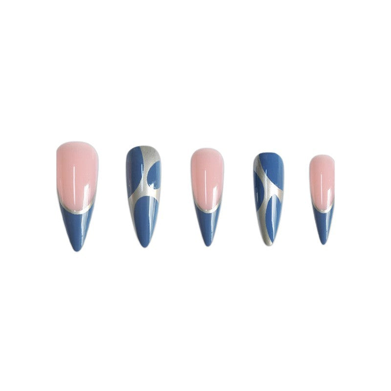 Künstlerisches Stiletto Press-On-Nail-Design mit Metallverzierung Brehn