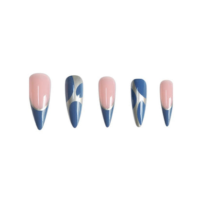 Künstlerisches Stiletto Press-On-Nail-Design mit Metallverzierung Brehn