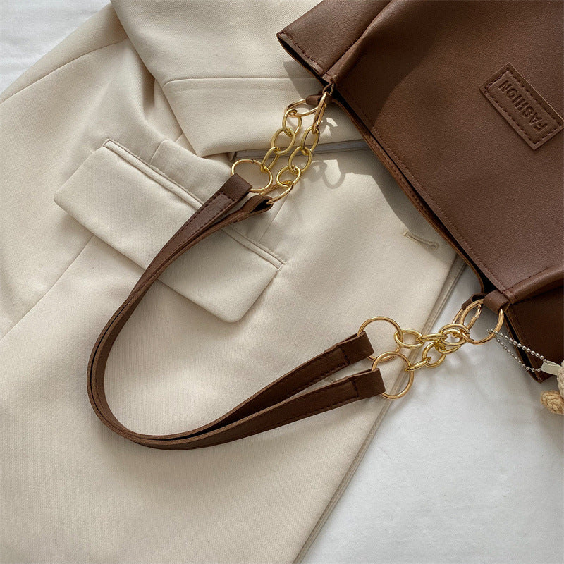 Stilvolle Handtasche mit Kettenakzenten
