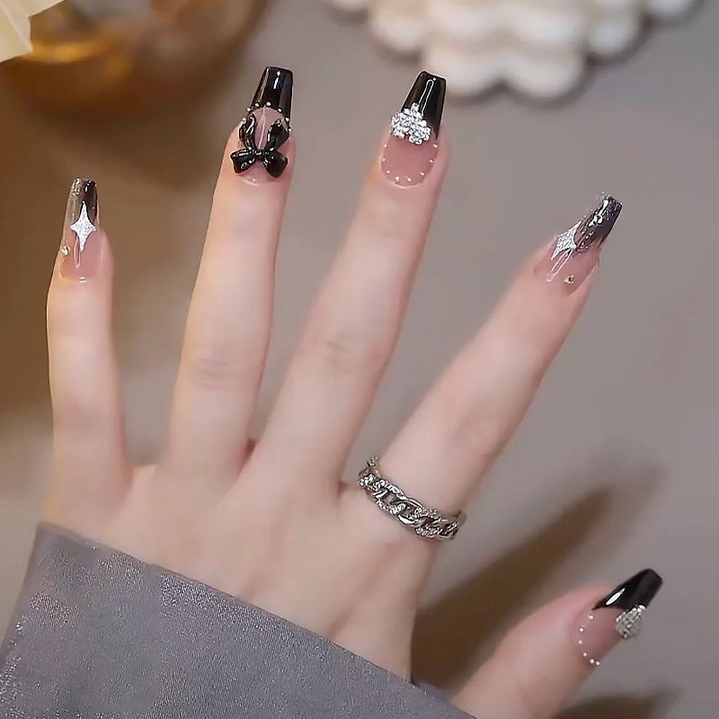 Kunstnagelset mit glamourösen 3D-Verzierungen und edlen Akzenten Brehn