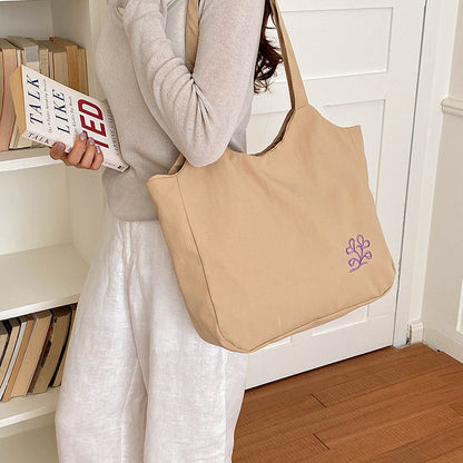 Geräumige bestickte Baumwolltasche