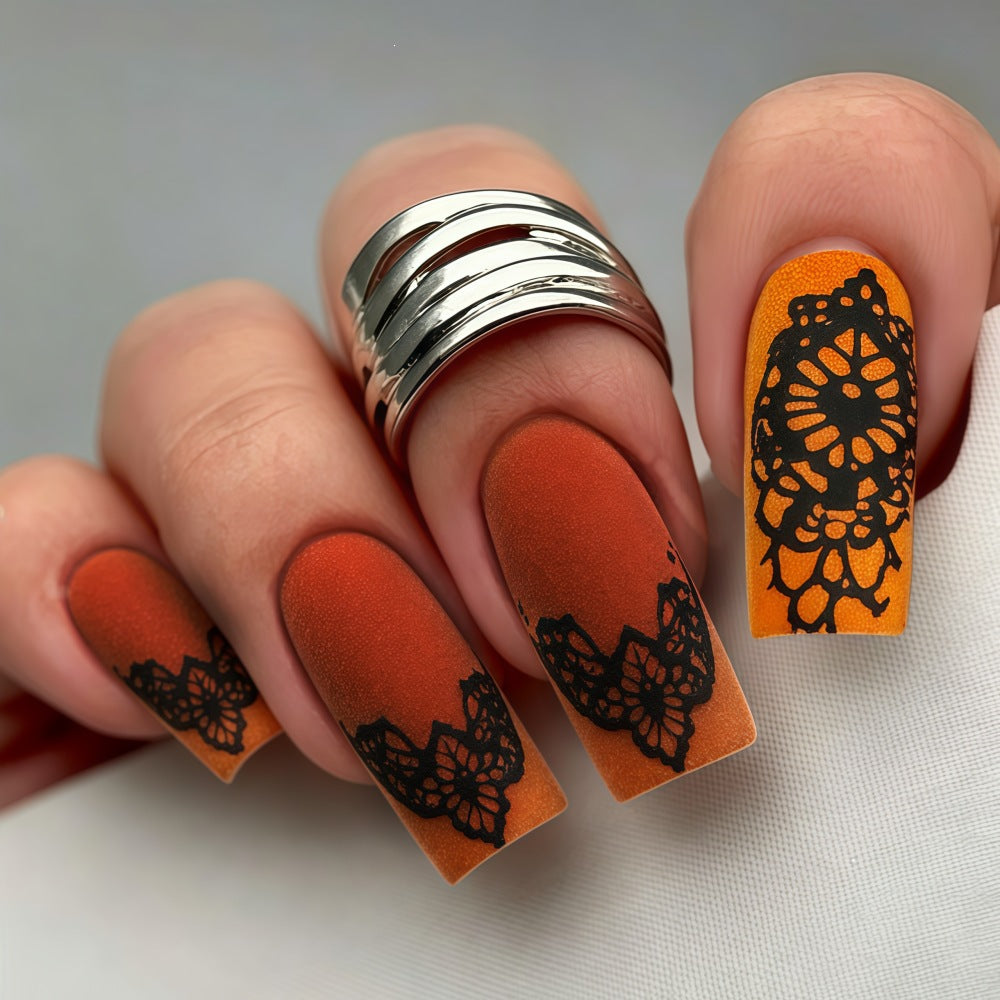 Kunstnägel mit floralen Spitzen-Muster Brehn