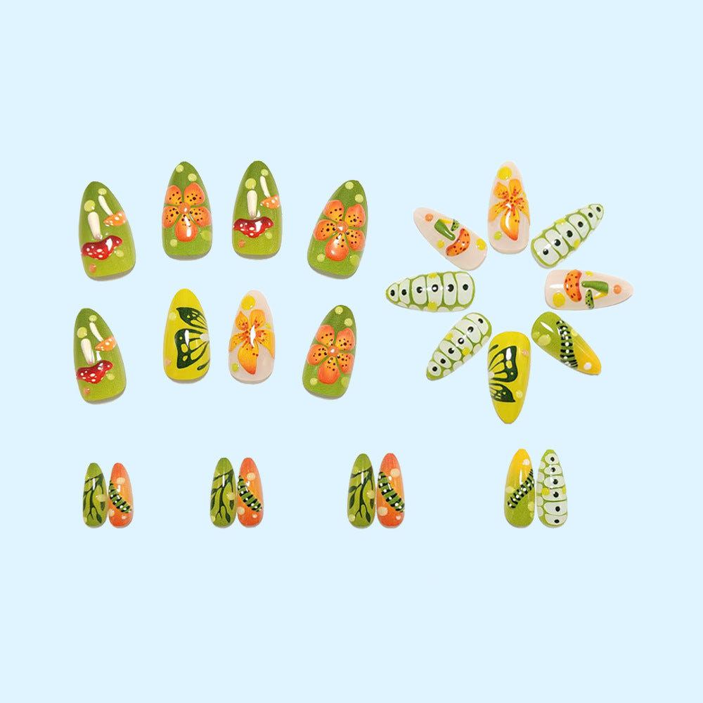 Kunstnägel im Wald-Stil mit floralen und pilzförmigen Designs Brehn