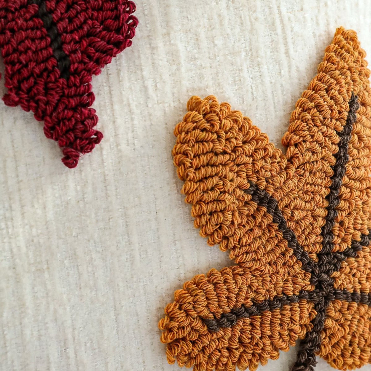 Quadratischer Kissenbezug mit handtuftierten Herbstblatt‑Applikationen Brehn