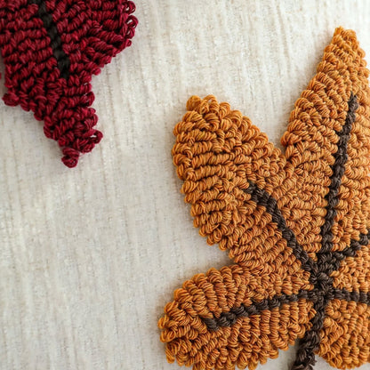Quadratischer Kissenbezug mit handtuftierten Herbstblatt‑Applikationen Brehn