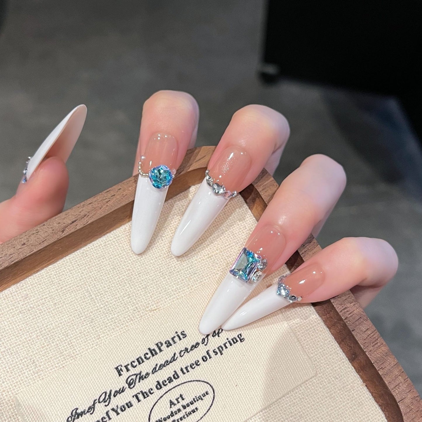 Elegante mit Edelsteinen verzierte Press-On Nagelerweiterungen Brehn