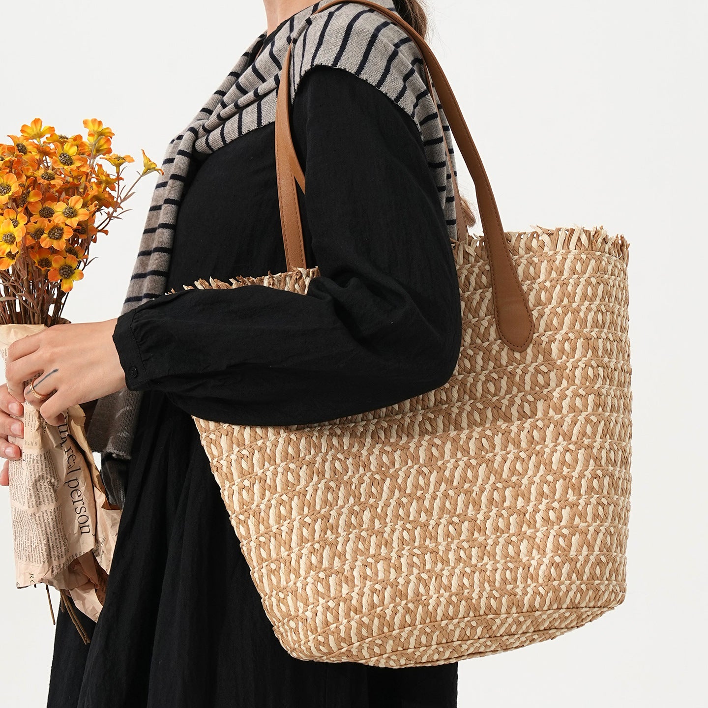 Designer Tragetasche Aus Geflochtenem Material mit Modernen Akzenten Brehn