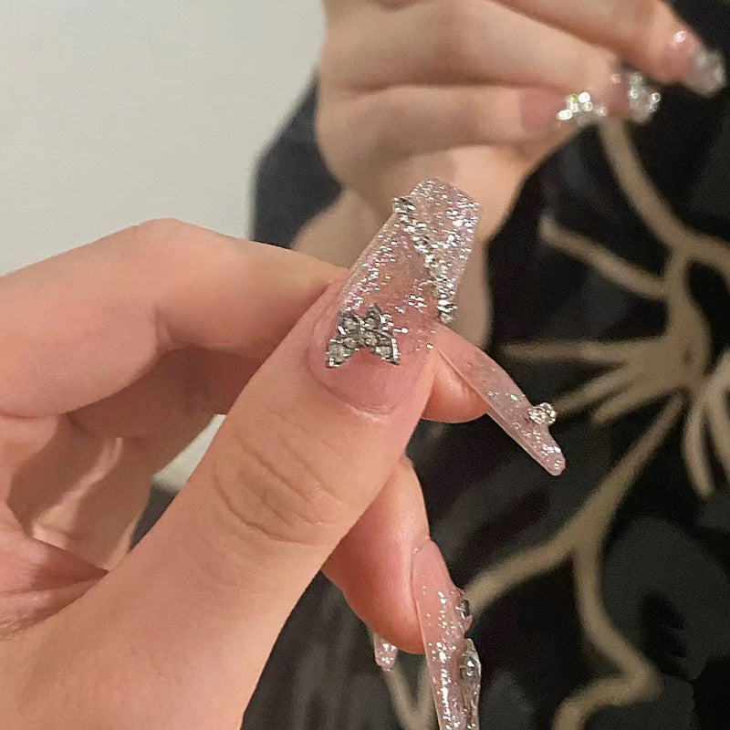 Glitzernde Nagelkunst mit 3D-Applikationen Brehn