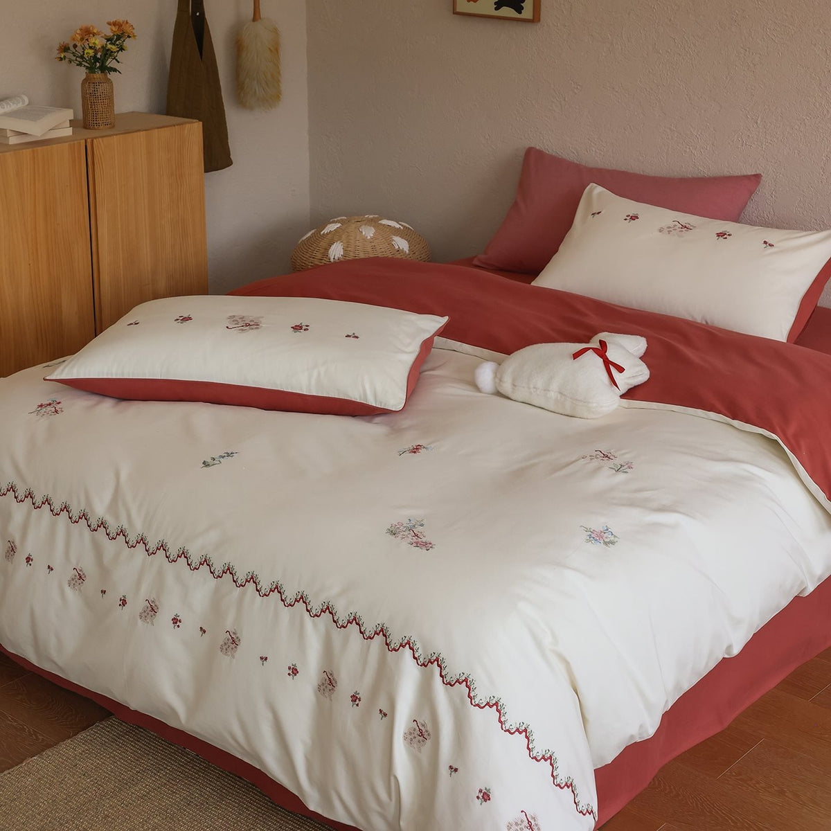Bettwäsche-Garnitur mit besticktem Blumenmuster und feinem Baumwoll-Satin