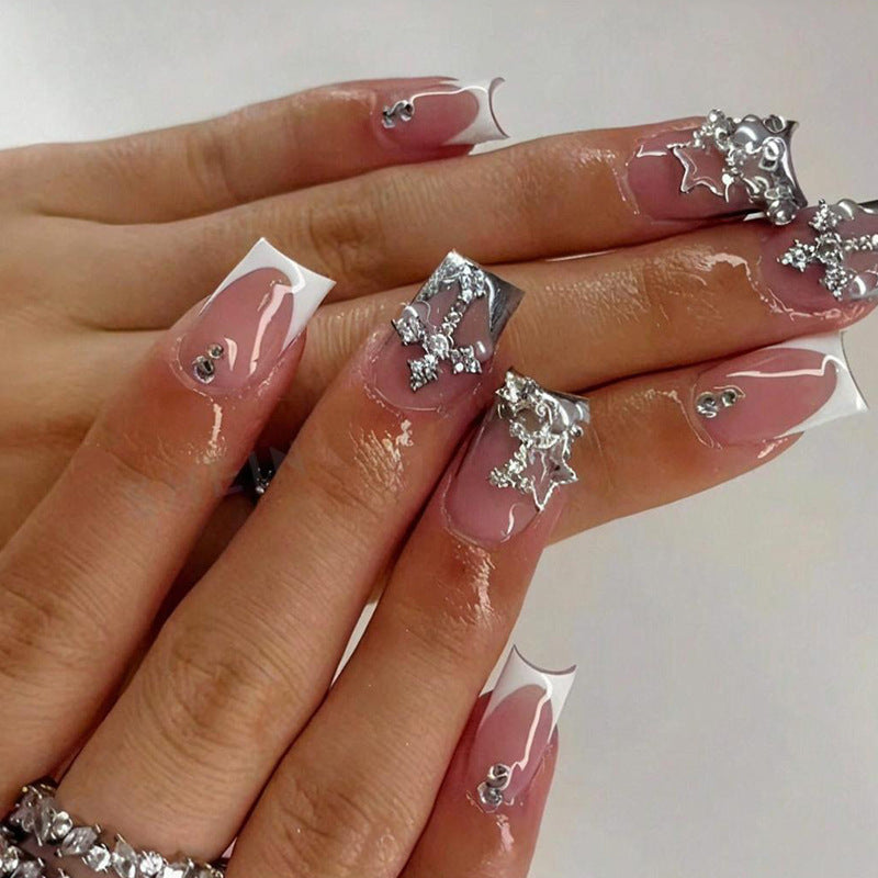 Kunstnagelset mit glamourösen 3D-Verzierungen und eleganten Akzenten Brehn
