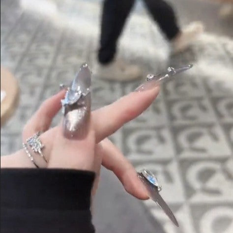 Glamouröse Kunstnägel mit Strassakzenten Brehn