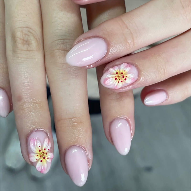 Kunstvolle Nagelverlängerungen mit zarten Blütenmotiven Brehn