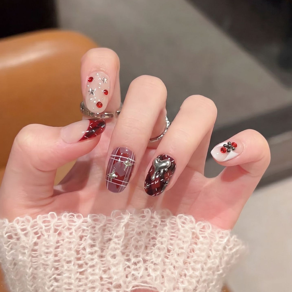 Künstlerisches Press-On-Nagelset mit bezaubernden Designs Brehn