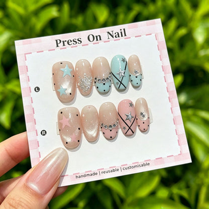 Dekoratives Press-On Nagelkunstset mit anpassbaren Stern- und Glitzermustern