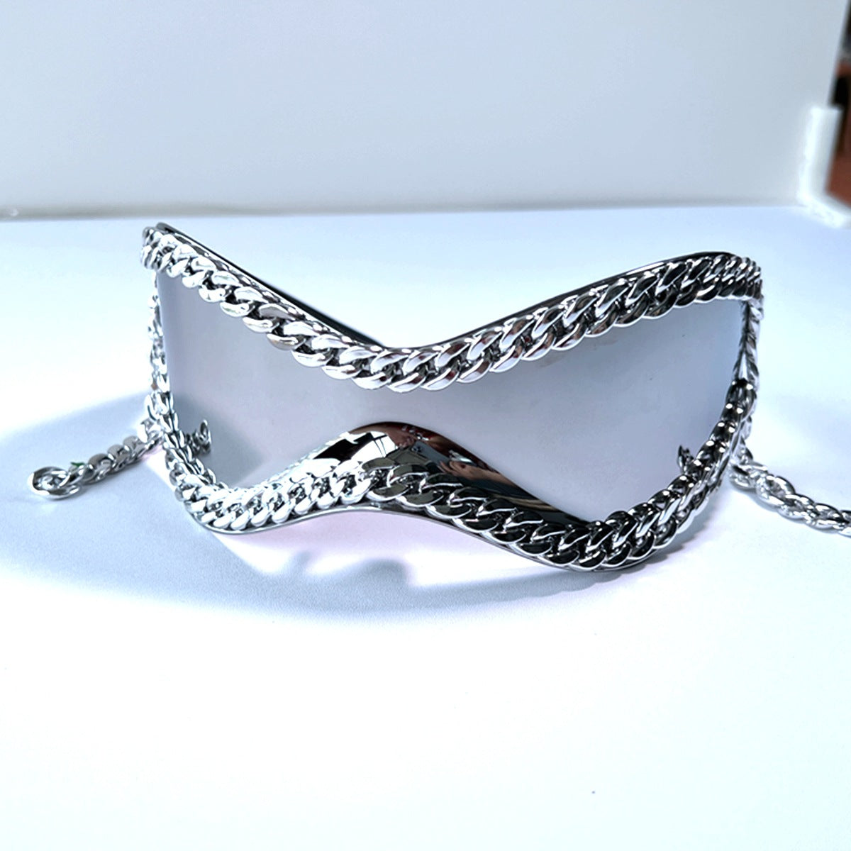 Damen trendige Sonnenbrille mit einzigartiger Kettenverzierung Brehn