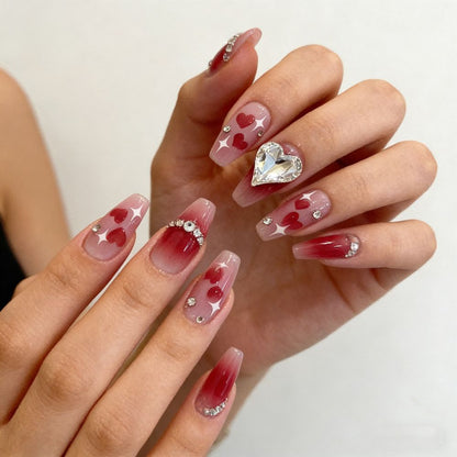Künstlerisches Press-On-Nagelset mit Herz- und Schmuckakzenten