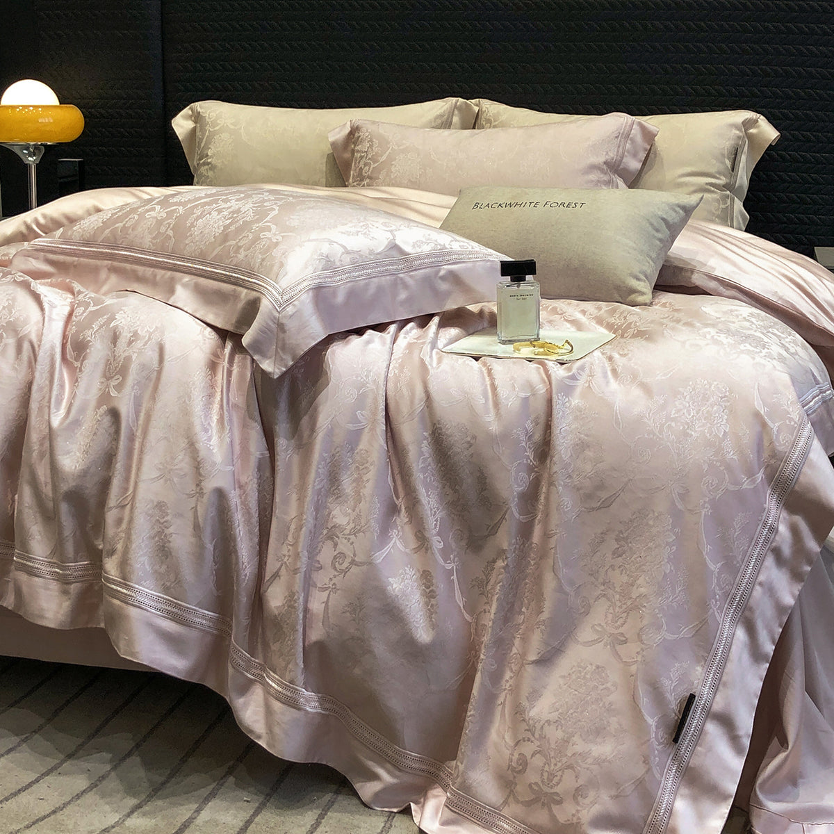 Premium-Baumwollsatin-Bettwäschegarnitur mit strukturierter Matelassé-Bordüre und Hotelverschluss