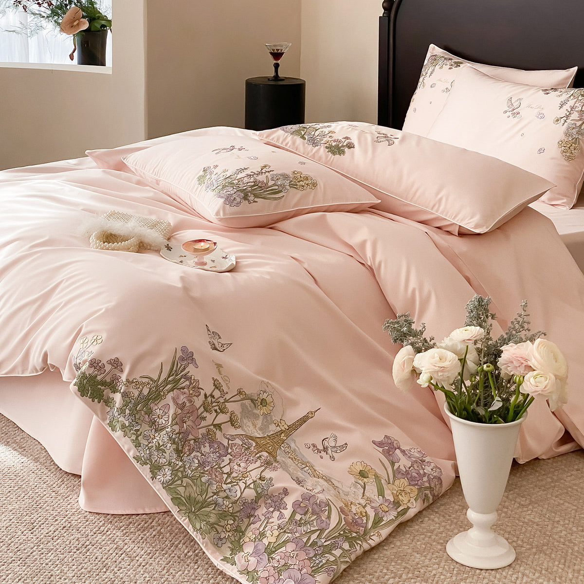 Seiden-ähnliches Satingesticktes Pariser Blumendeckenbezug-Set mit Paspel-Kissenbezügen