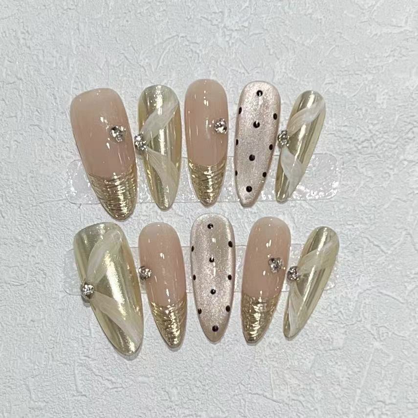 Luxuriöses Press-On Nagelkunst-Set mit eleganten metallischen Akzenten Brehn