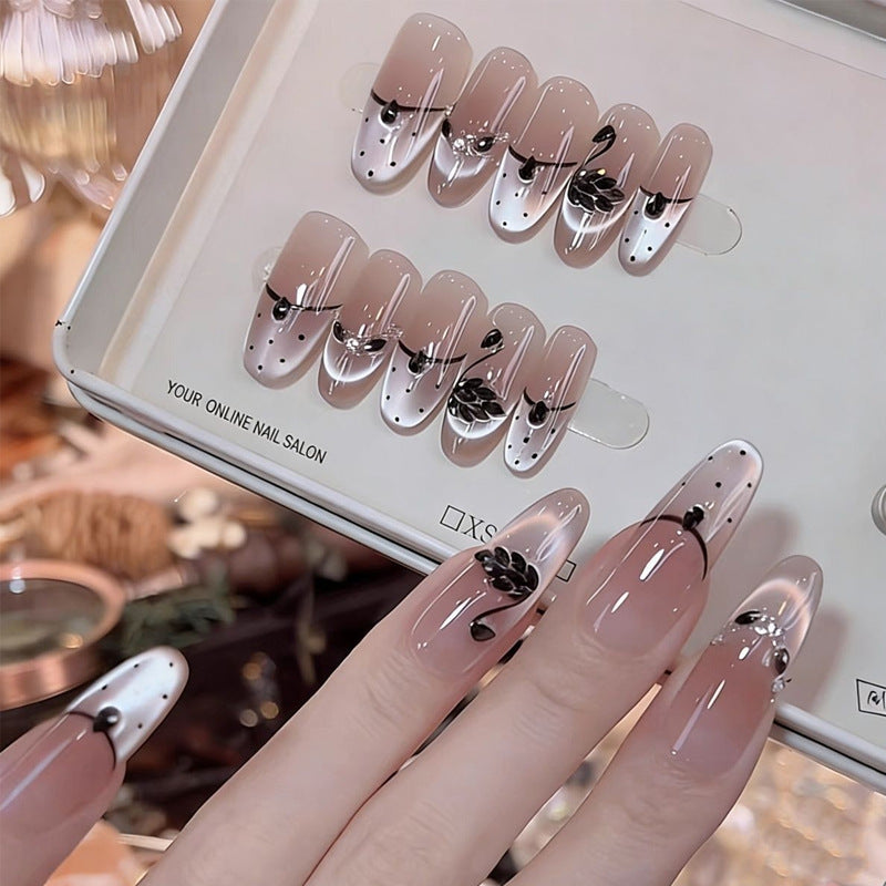 Kunstnagelset mit festlichem Geschenk-Design und eleganten Glitzer-Akzenten Brehn