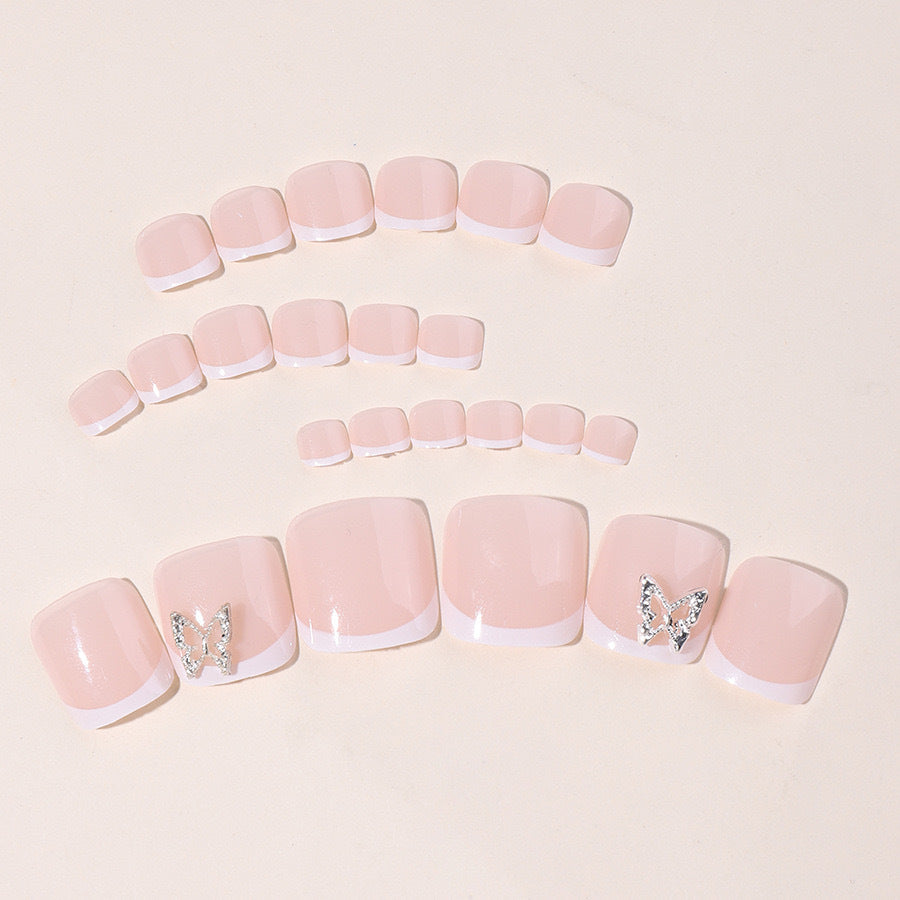 Kunstnagel-Set mit elegantem French Design und Glitzerakzenten Brehn