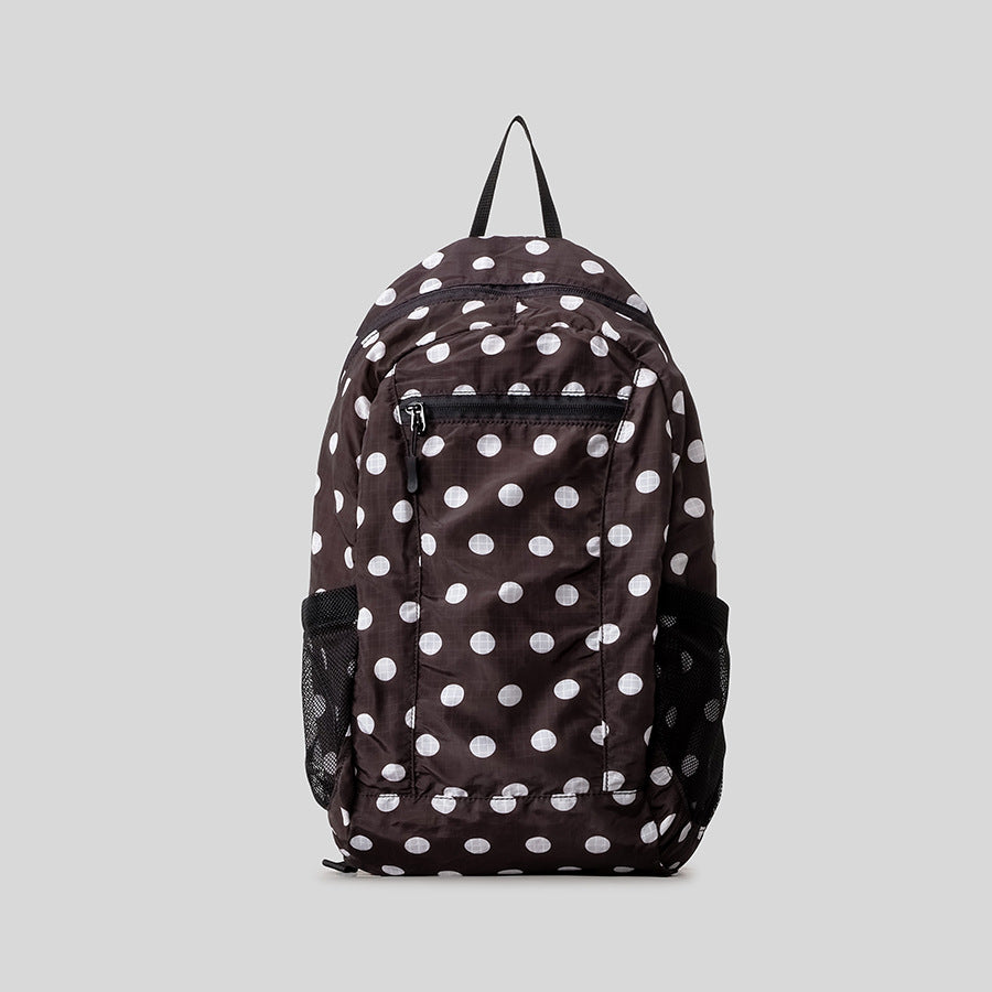 Verspielt gepunkteter Rucksack