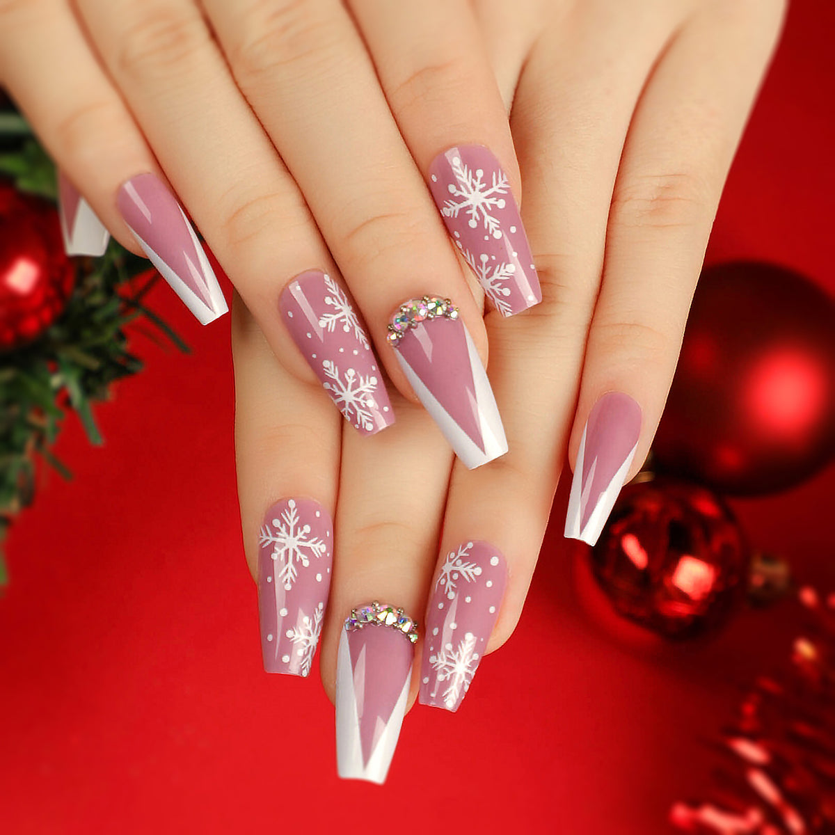 Kunstvolle Nagelverlängerungen mit Schneeflocken-Design und Glitzerakzenten Brehn