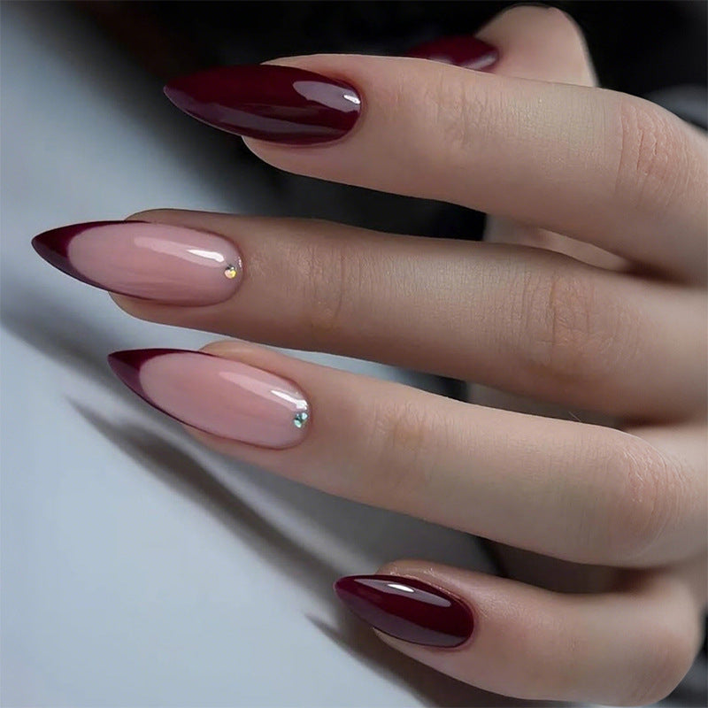 Premium Nail Art Press-On Set mit klassischem French Tip und Glitzerakzenten Brehn