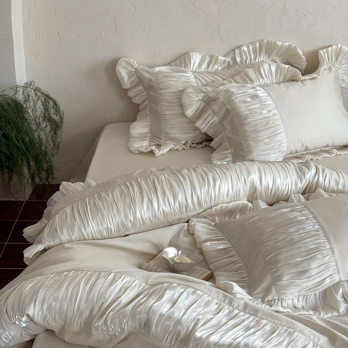 Elegantes Satin-Bettwäsche-Set mit plissierten Einsätzen, Volantkanten und Zierkissen Brehn
