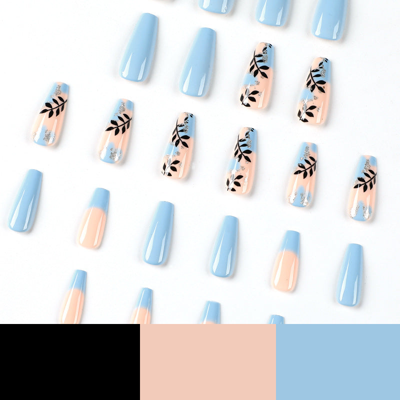 Kunstvolle Nagelkunst mit floralen Designs und Glitzer Brehn