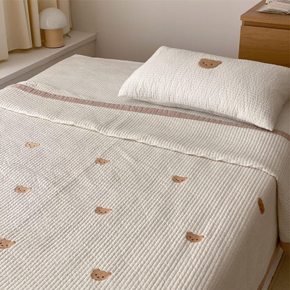 Gepolstertes Steppbett-Set mit gestickten Bärenapplikationen und Nackenrolle