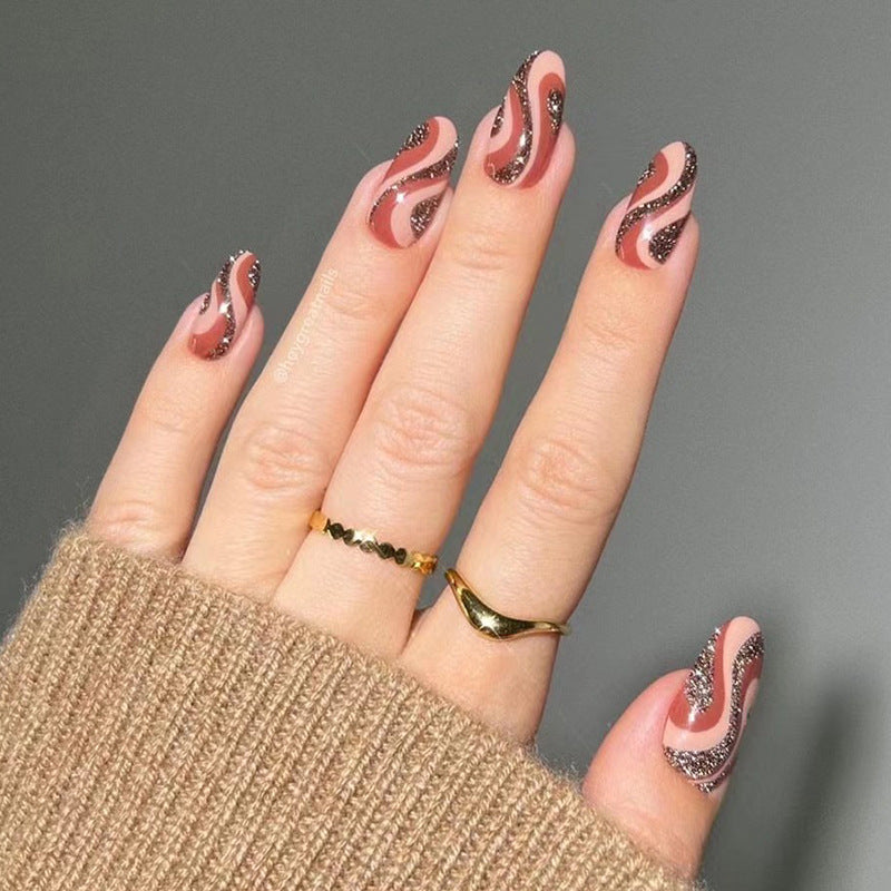 Kunstvolle Nagelverlängerungen mit elegantem Blattmuster Brehn