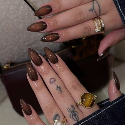 Kunstvolle Stiletto-Nägel mit glänzendem Finish Brehn
