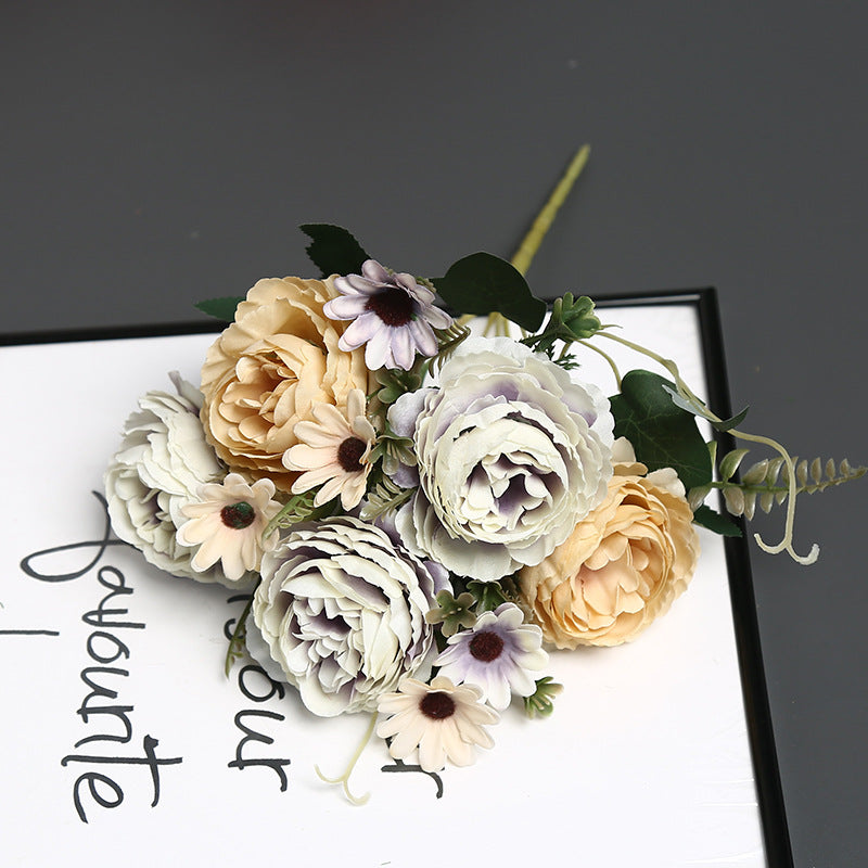 Elegante falsche Blumendekoration