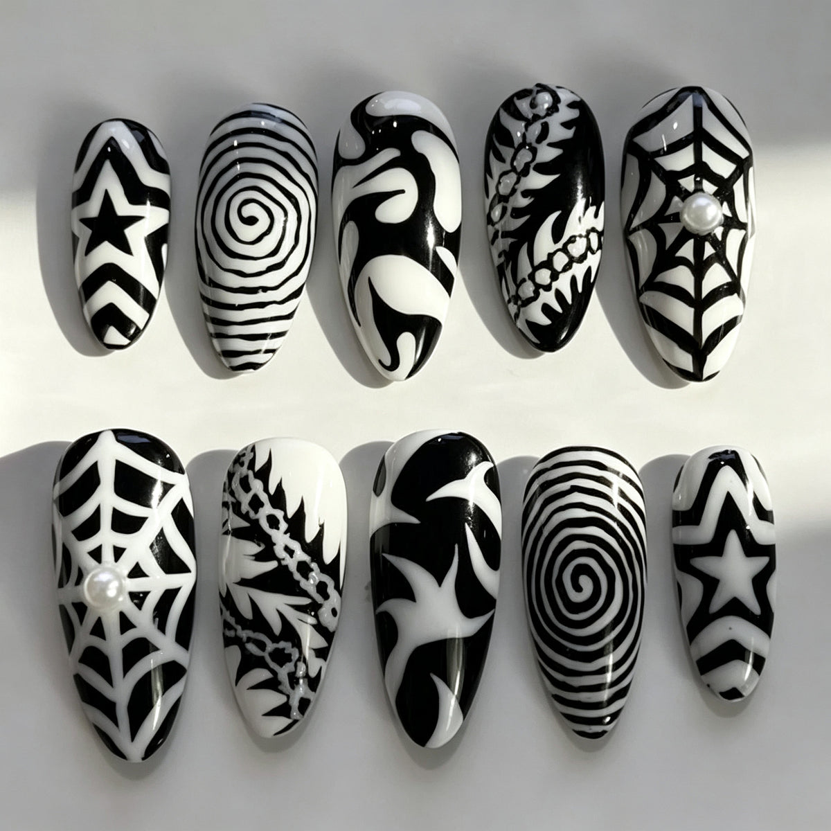 Künstlerisches Press-On Nagelkunst Set mit abstrakten Designs Brehn
