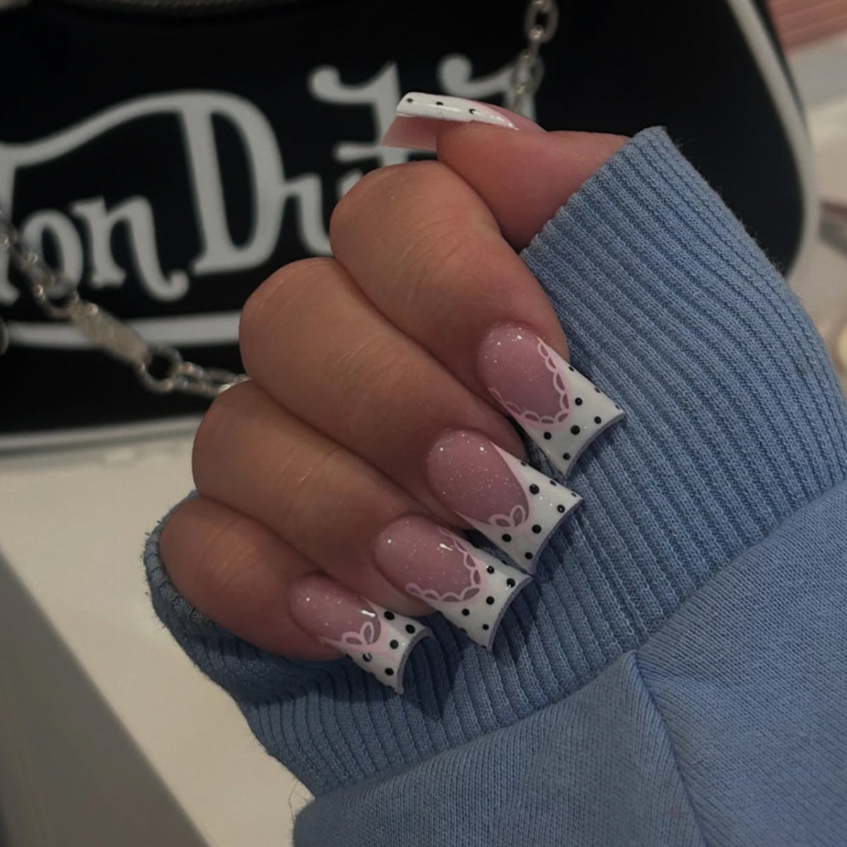 Kunstvolle Nagelkunst mit Blumen-Design und Blauem French Tip Brehn
