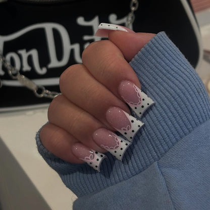 Kunstvolle Nagelkunst mit Blumen-Design und Blauem French Tip Brehn