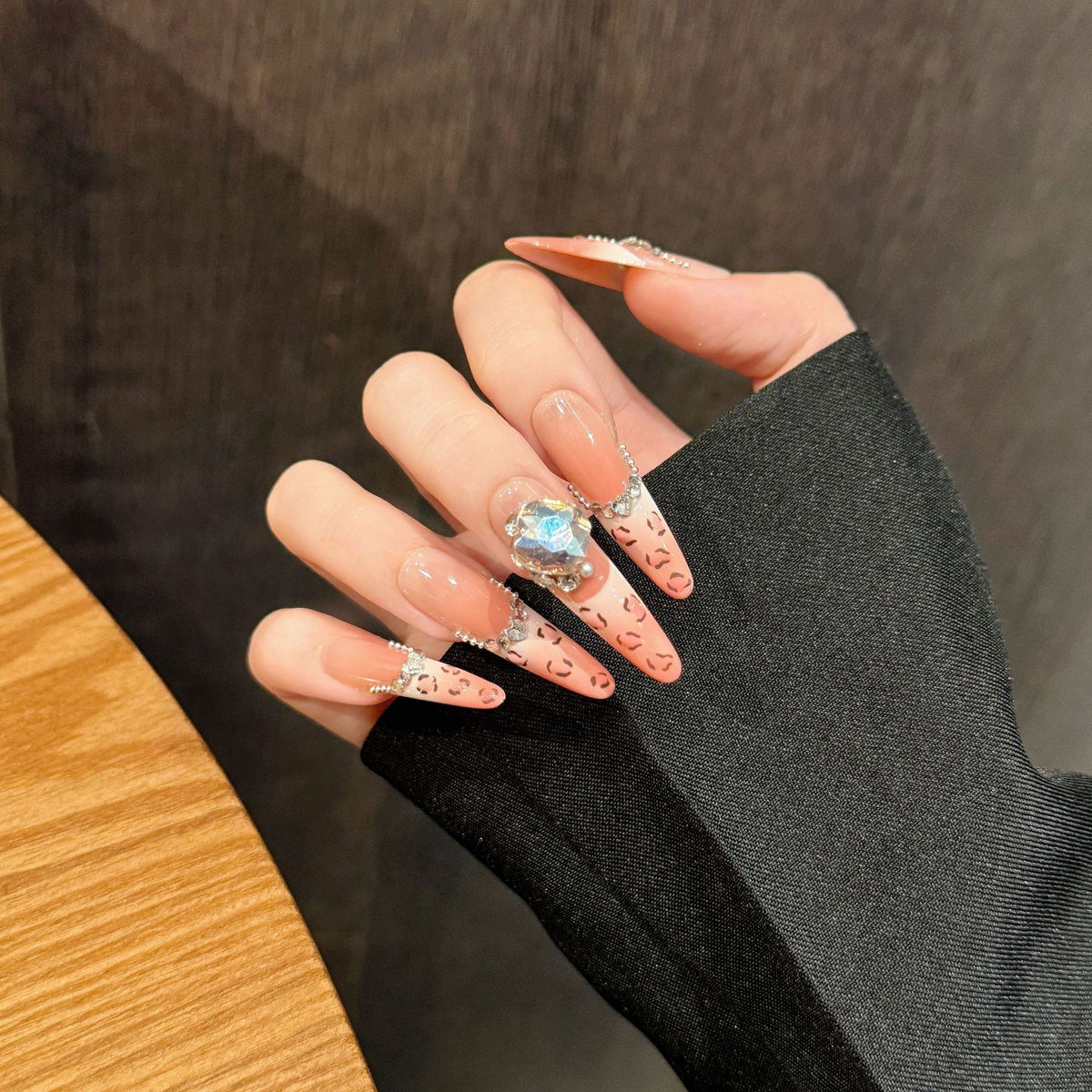 Künstlerische Stiletto Press-On Nägel mit glitzernden Akzenten