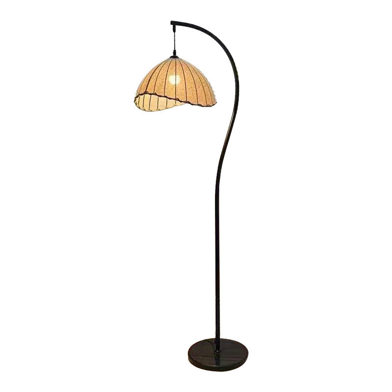 Stylische Bogen-Stehlampe mit integriertem Beistelltisch