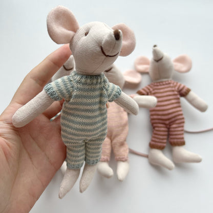 Handgefertigte Baumwoll-Plüschmaus Puppe mit gehäkeltem Kleid