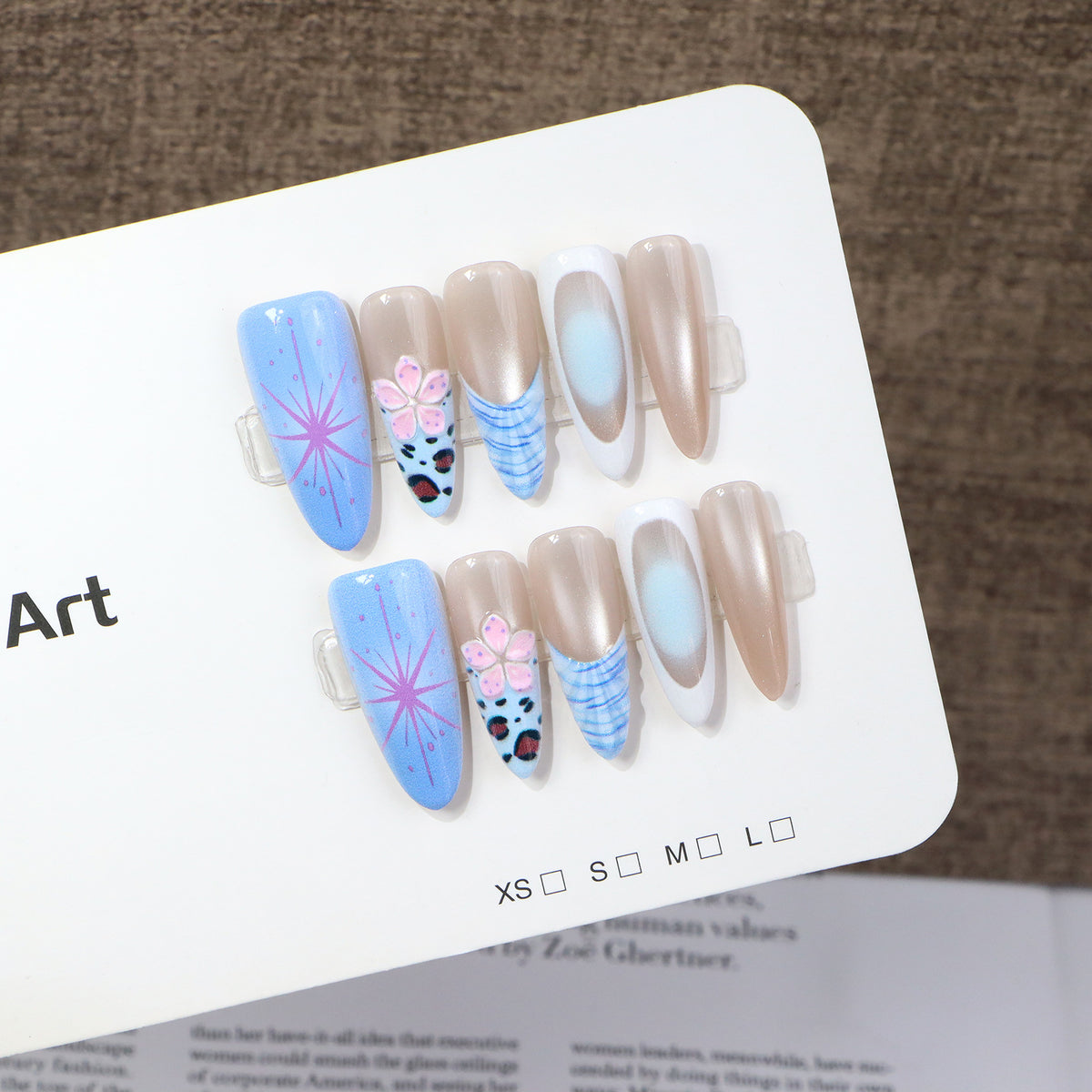 Künstlerisches Stiletto Press-On Nagelset mit floralen und abstrakten Mustern Brehn
