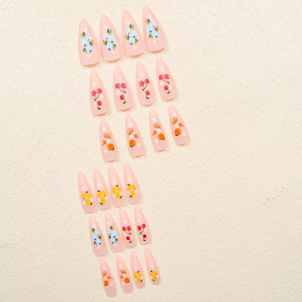 Kunstnagelset mit fruchtigen 3D-Motiven und blühenden Akzenten Brehn
