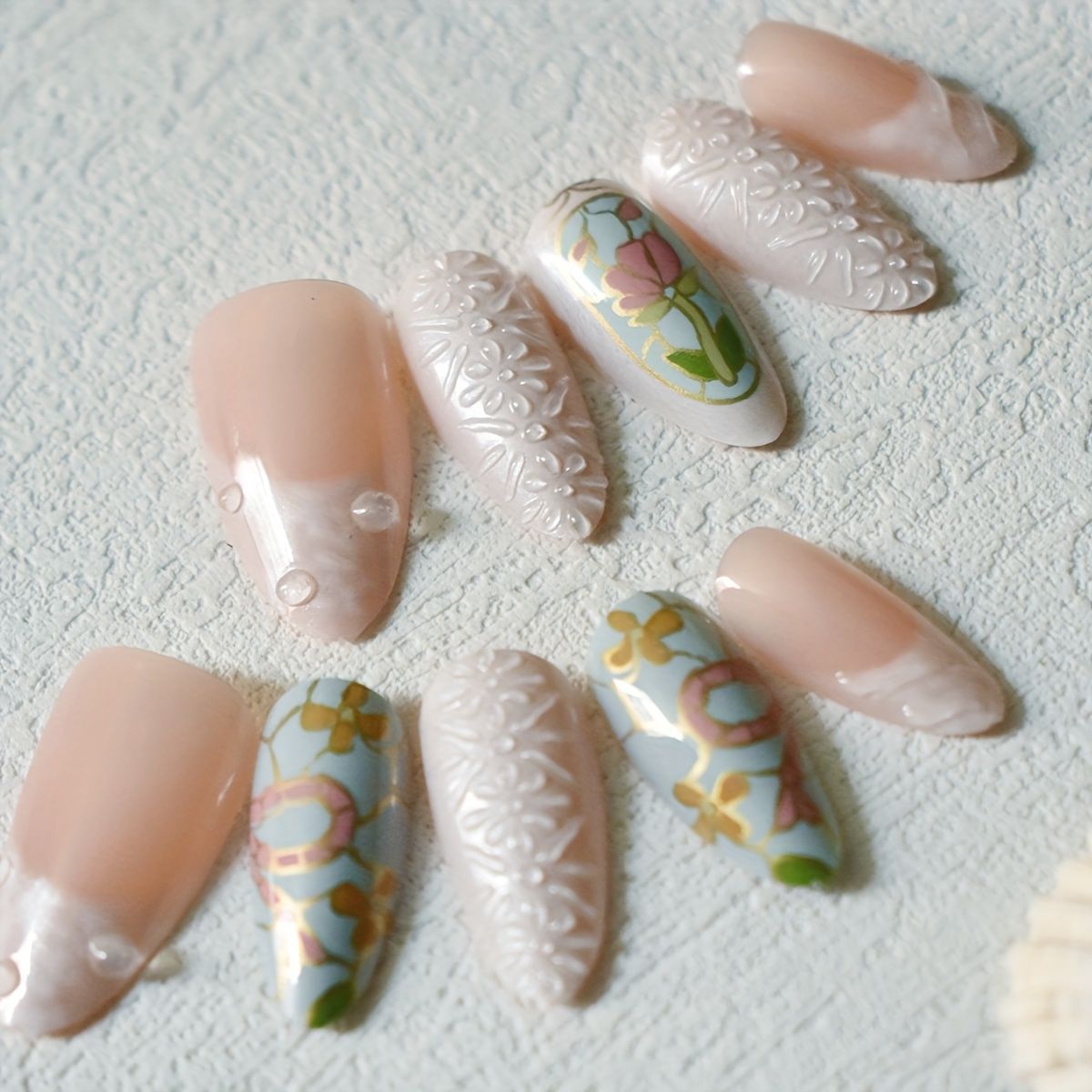 Künstlerisches florales und Edelstein Press-On Nagelset Brehn