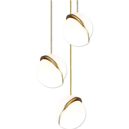 Moderner minimalistischer Pendelleuchte mit eleganten goldenen Akzenten