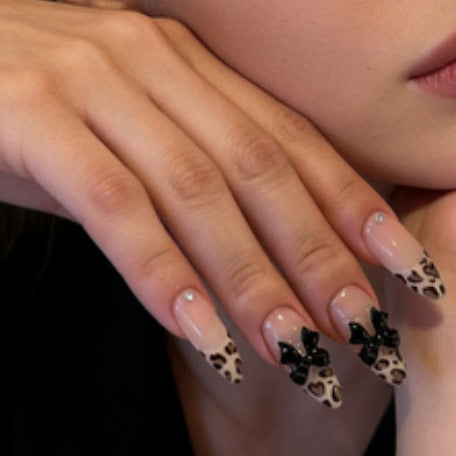 Künstlerisches Press-On-Nagelset mit Leopardenmuster und Schleifenakzenten Brehn